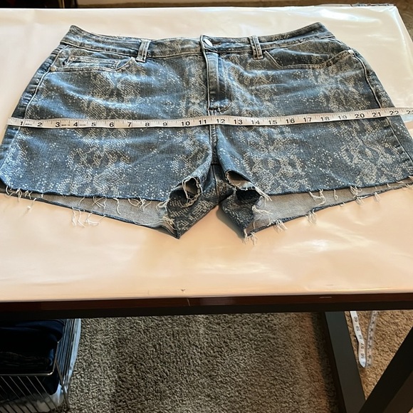 Judy Blue Cut Off High Rise Shorts Size 1XL - Picture 5 of 16